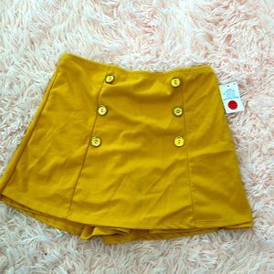Short yellow skort
